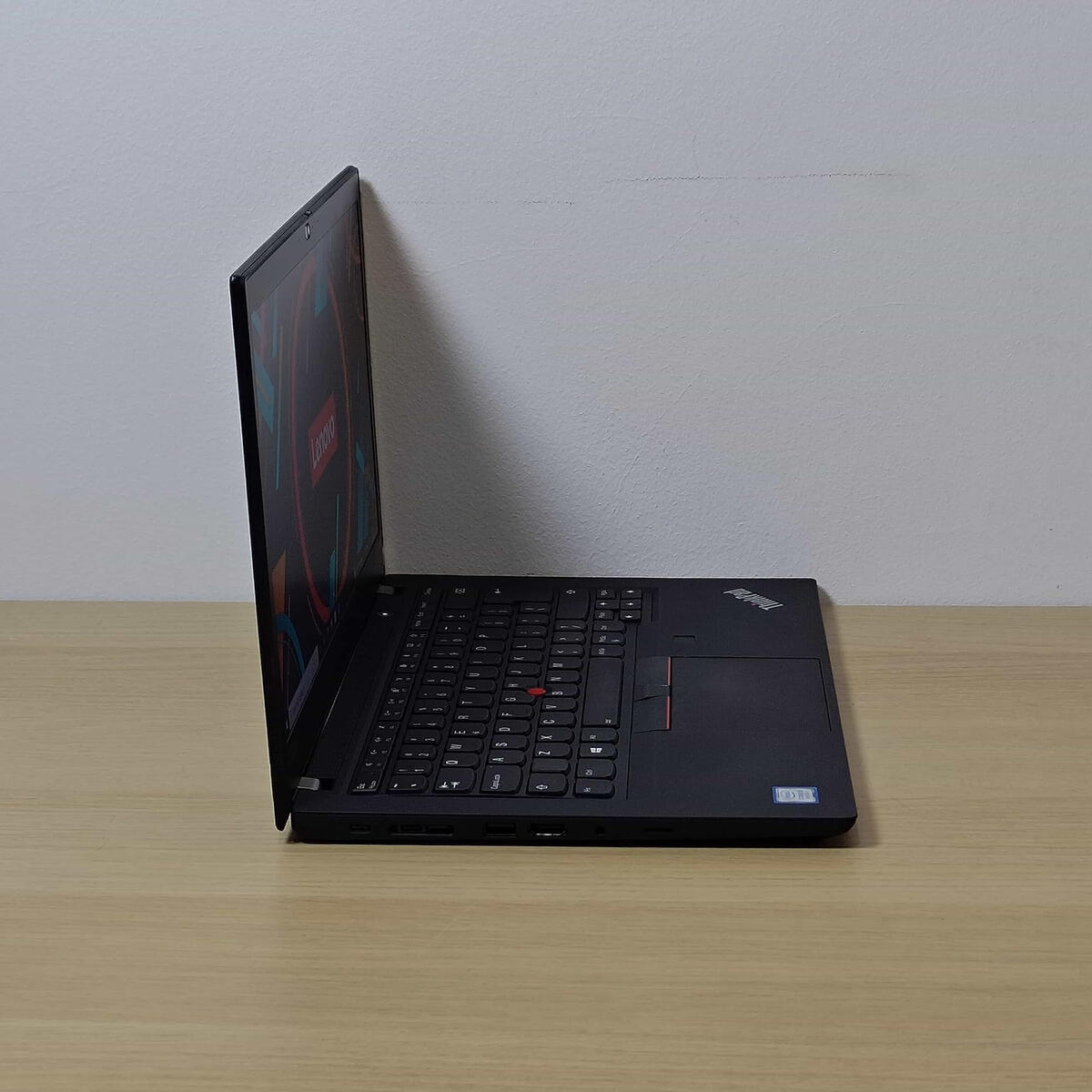 Lenovo Thinkpad T490 Samping Kanan Butik Laptop