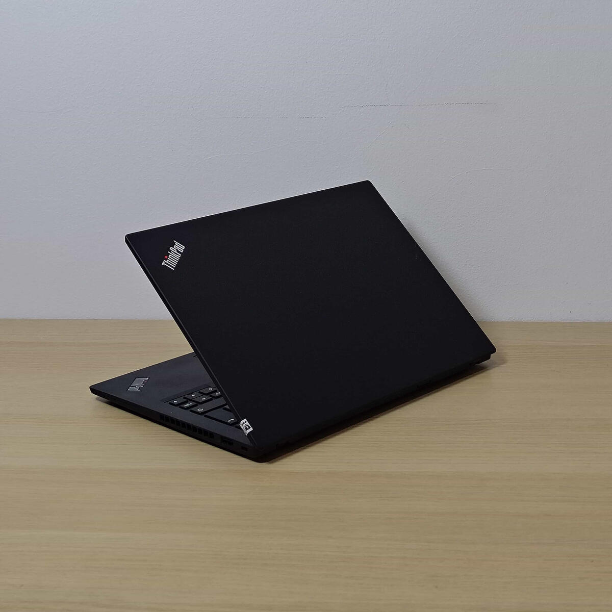 Lenovo Thinkpad X280 Belakang Kiri Butik Laptop