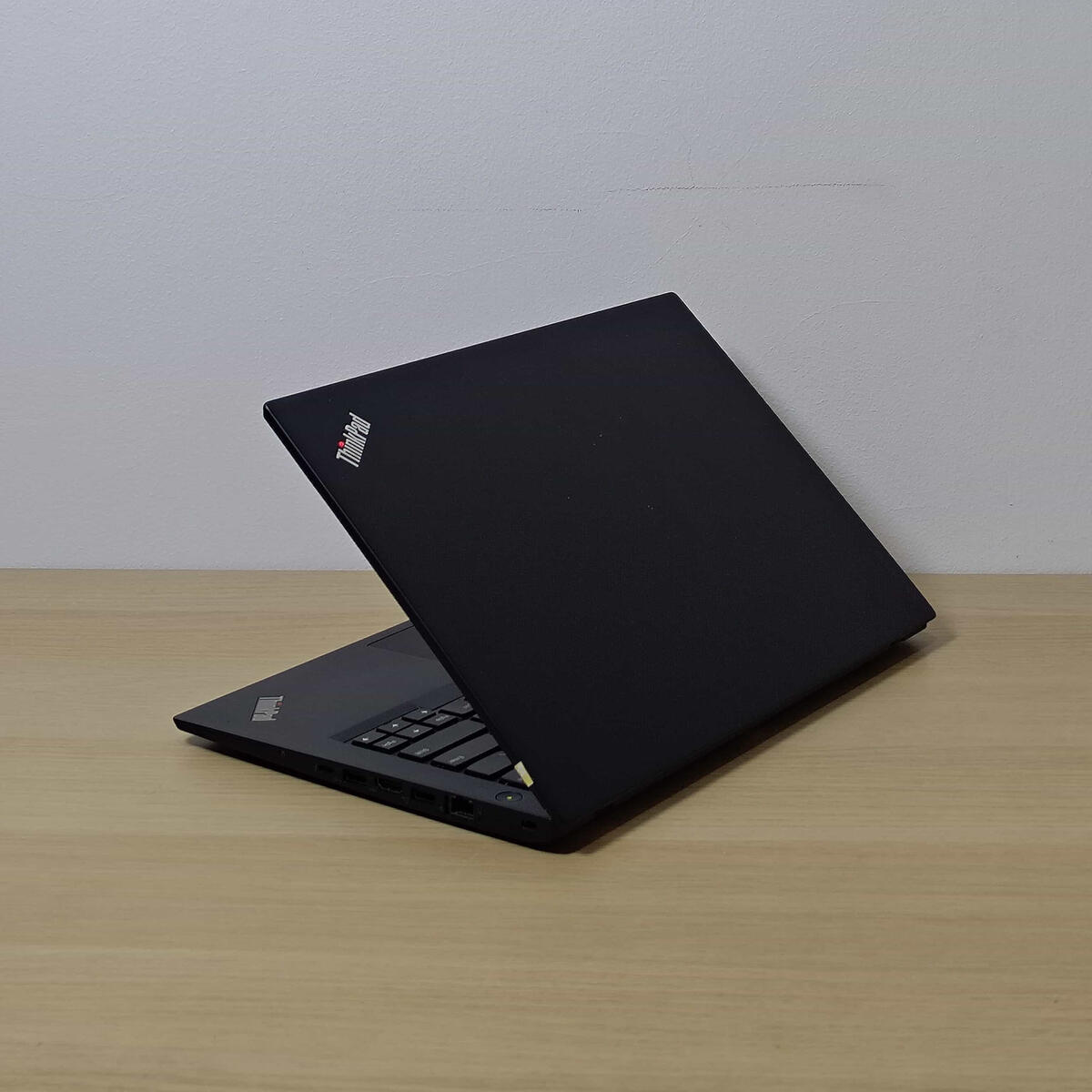 Lenovo Thinkpad T470s Belakang Kiri Butik Laptop