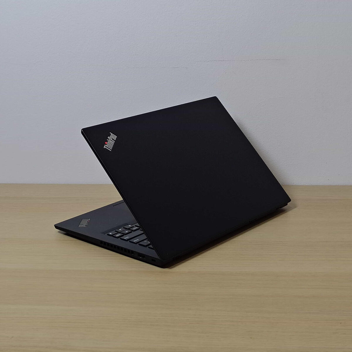 Lenovo Thinkpad X390 Belakang Kiri Butik Laptop