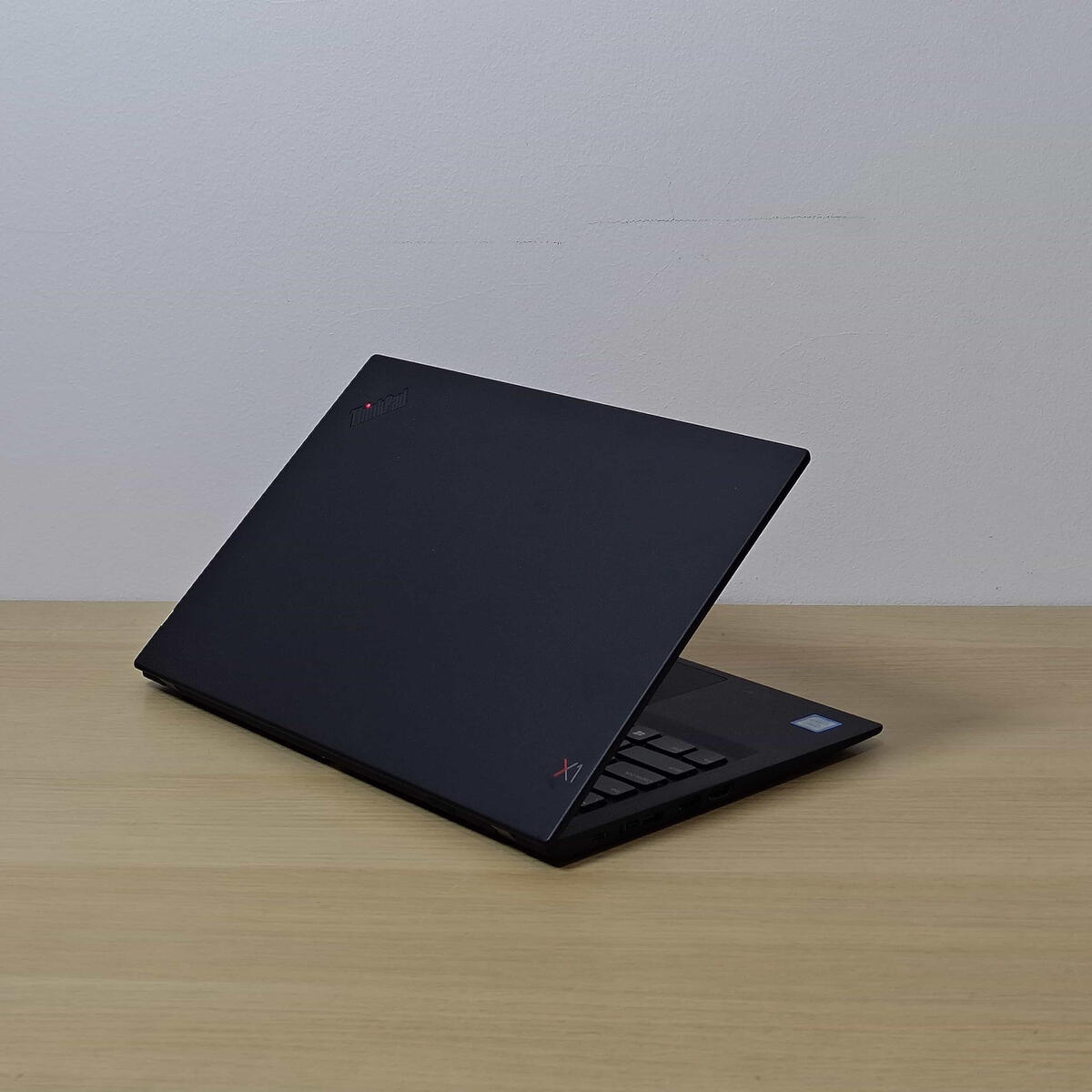 Lenovo Thinkpad X1 Carbon Gen 6 Belakang Kiri Butik Laptop