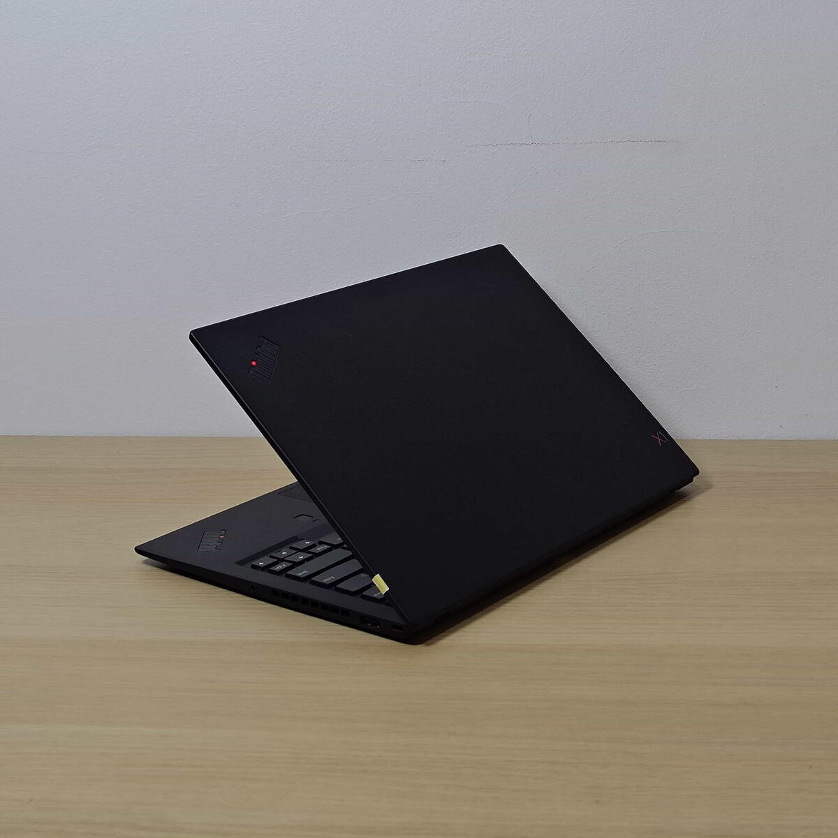 Lenovo Thinkpad X1 Carbon Gen 6 Belakang Kanan Butik Laptop
