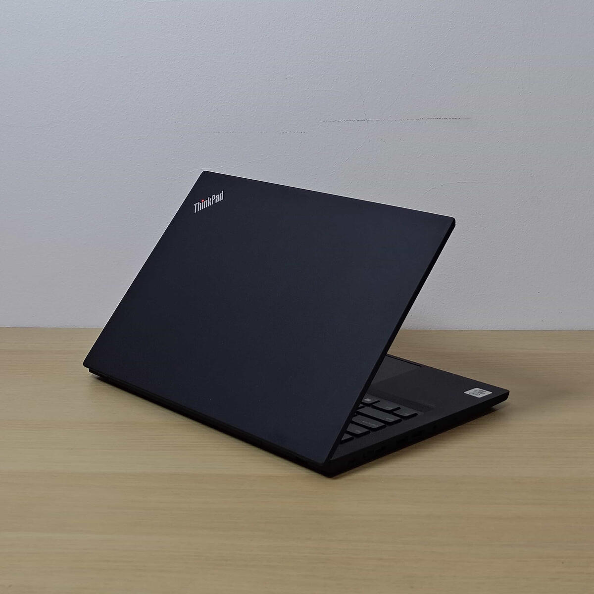 Lenovo Thinkpad T14 Belakang Kiri Butik Laptop