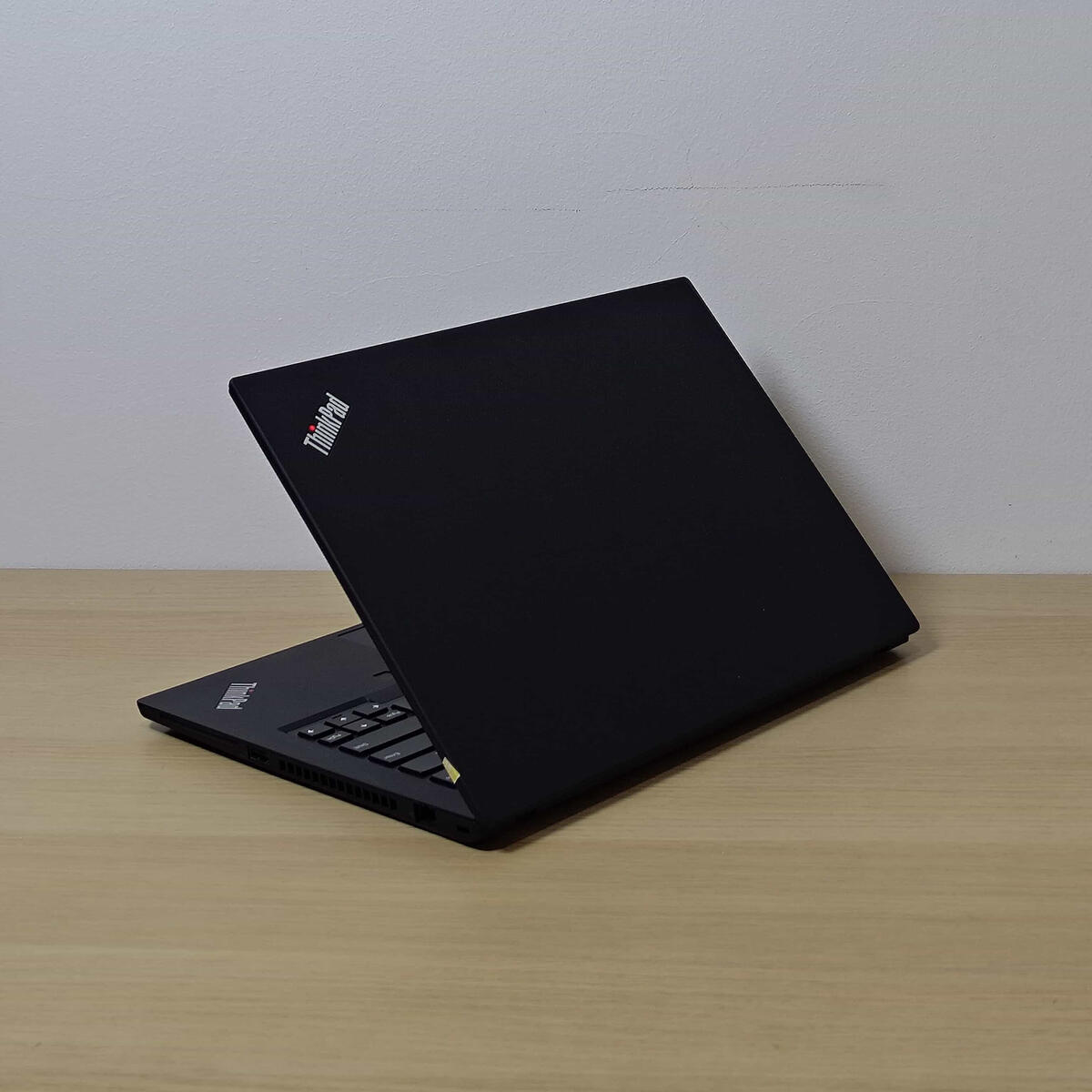 Lenovo Thinkpad T14 Belakang Kanan Butik Laptop